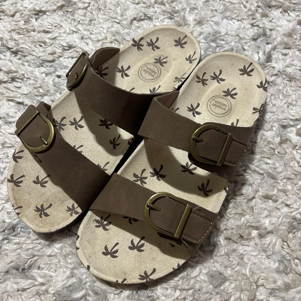 Like new Sandals Brown Tan Palm Tree Double Buckle‎ Adjustable wonder nation y6